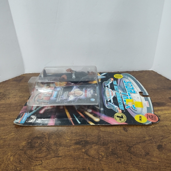 Playmates 1994 Star Trek The Next Generation LT. WORF IN RESCUE OUTFIT, TNG - Picture 4 of 4